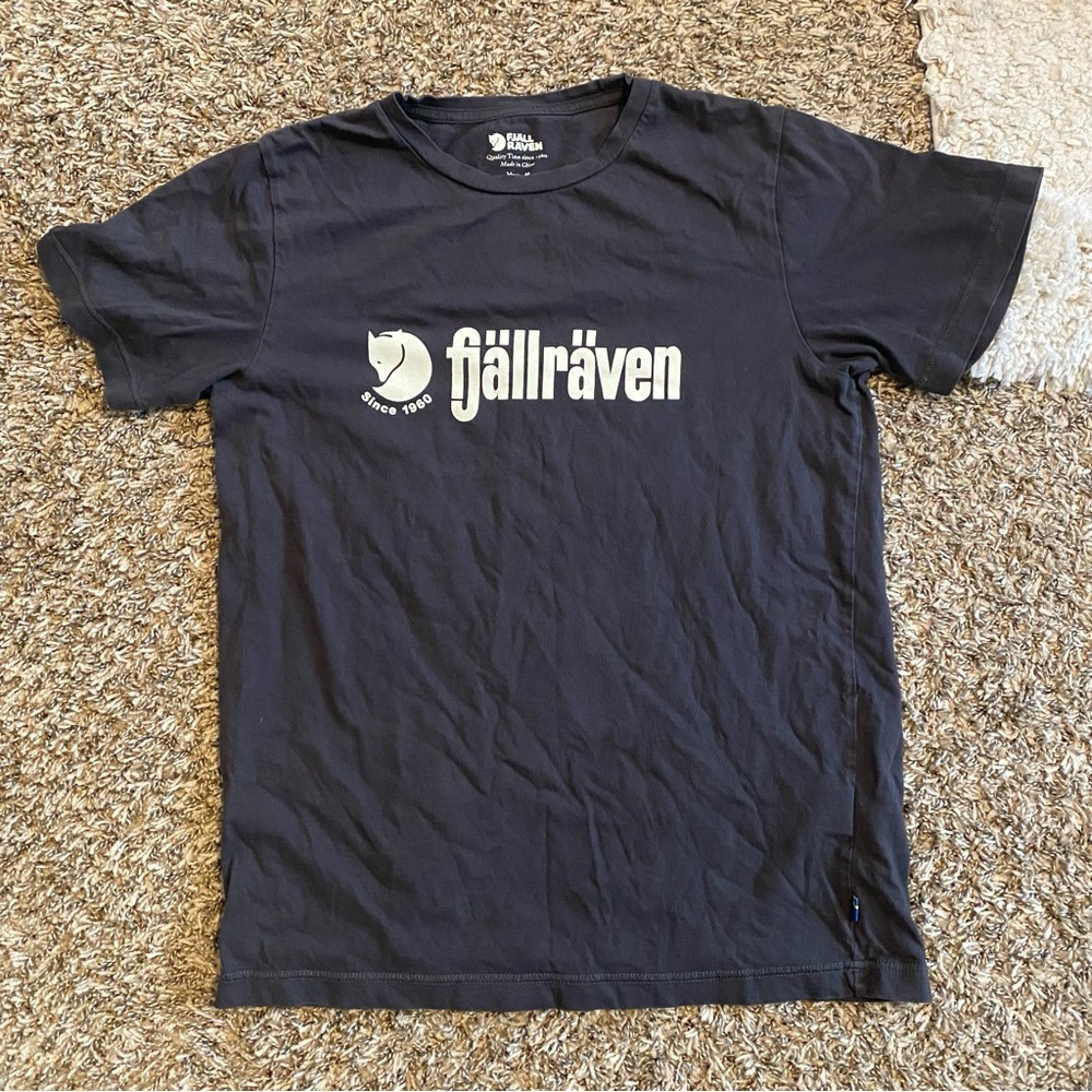 Gray Fjallraven t shirt!